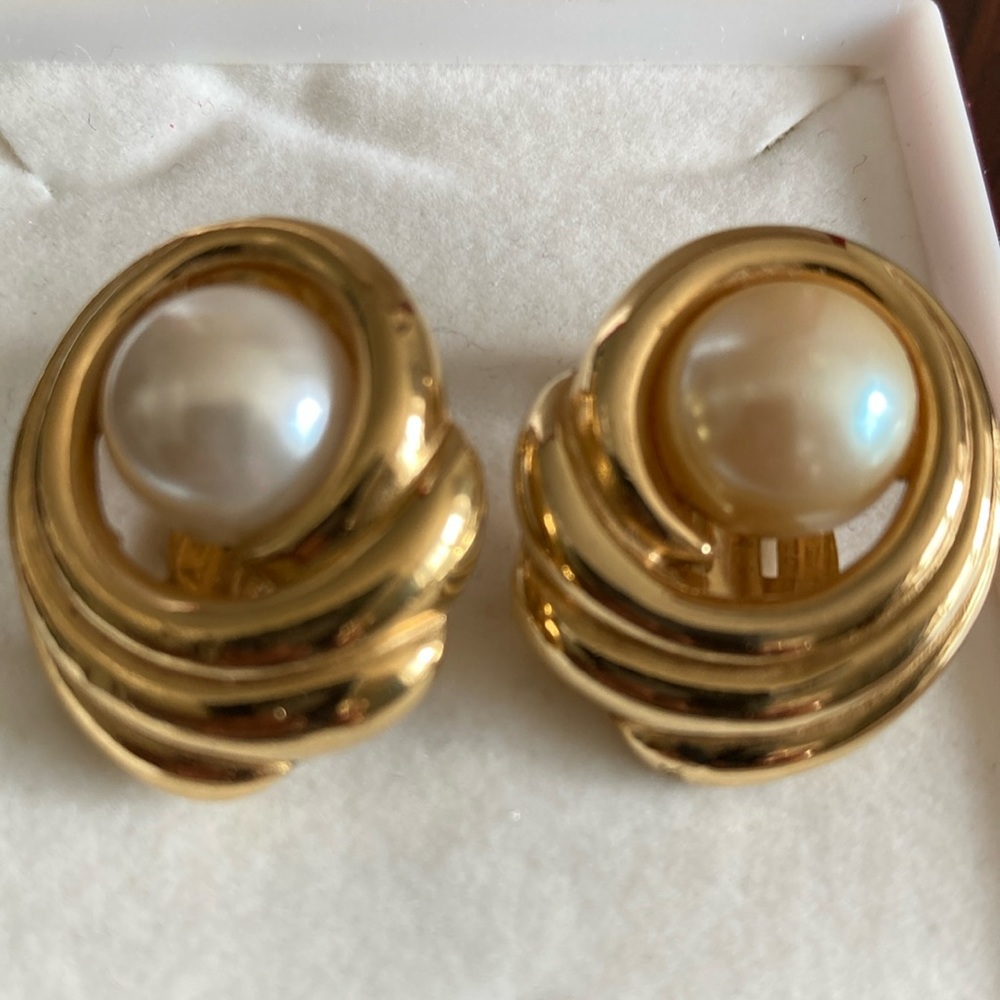 Richelieu earrings, Pearl and gold, clip on.